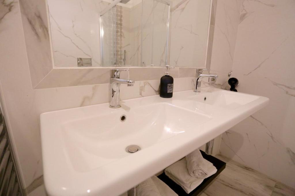 P-Suite Plaza Roma Екстериор снимка